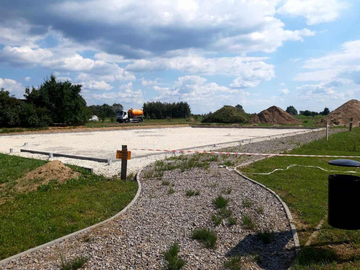 Trwa budowa wielofunkcyjnego boiska w miejscowości Bieńkowice
