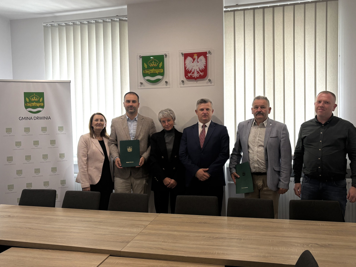 Ponad 19 km nowej kanalizacji w Gminie Drwinia. Podpisano umowy na realizację inwestycji w Grobli i Trawnikach